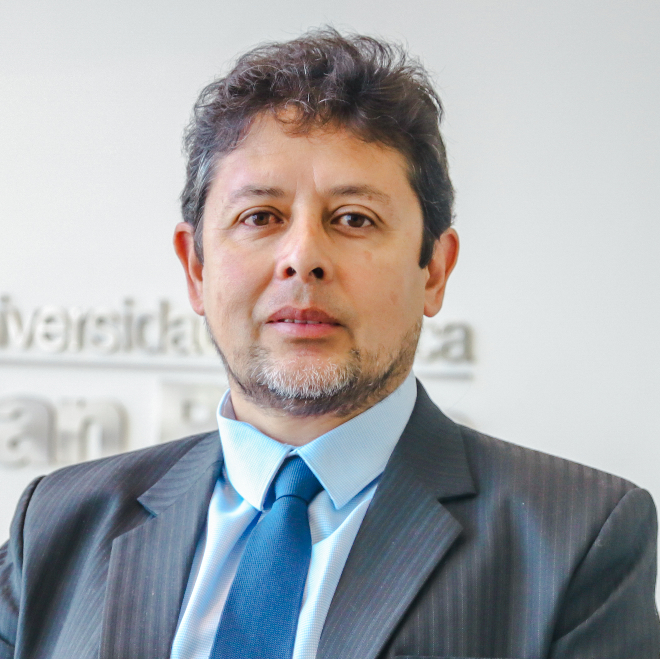 Dr. Alex Jesús Cuadros Vargas